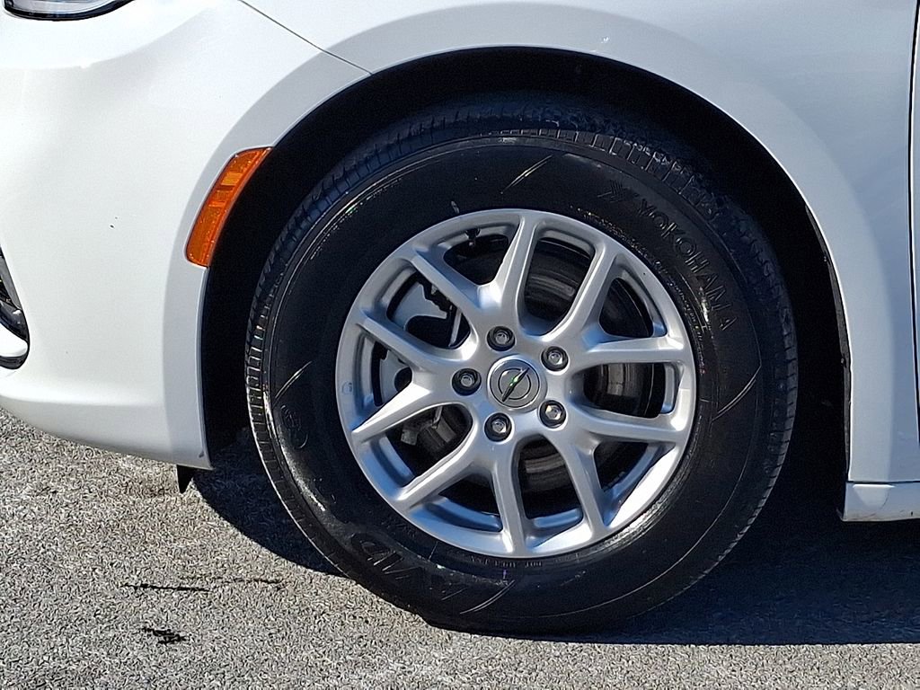 Used 2023 Chrysler Pacifica Touring-L image 10