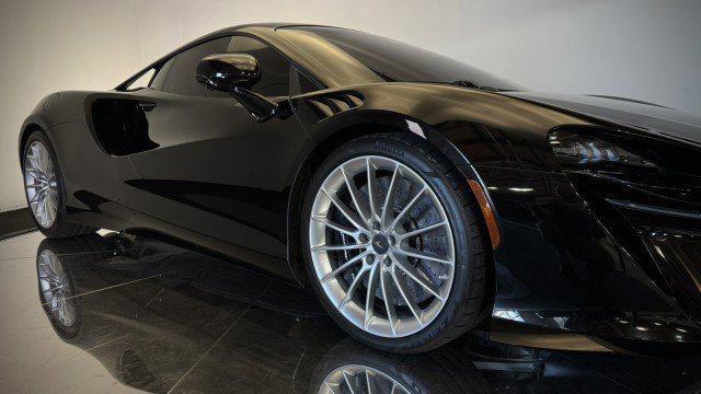 Used 2025 McLaren Artura RWD image 16