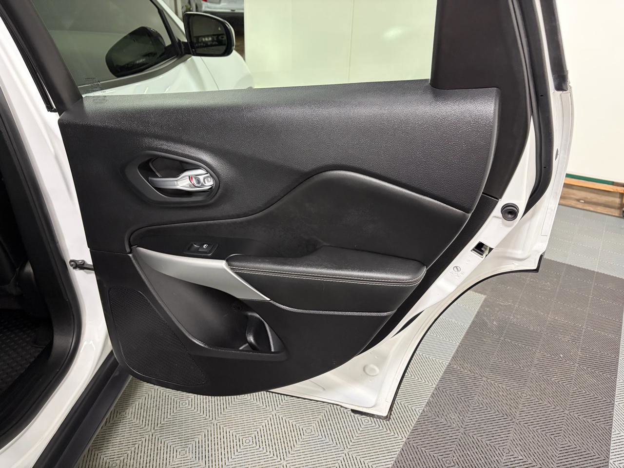 Used 2022 Jeep Cherokee Latitude w/ Trailer Tow Group image 18