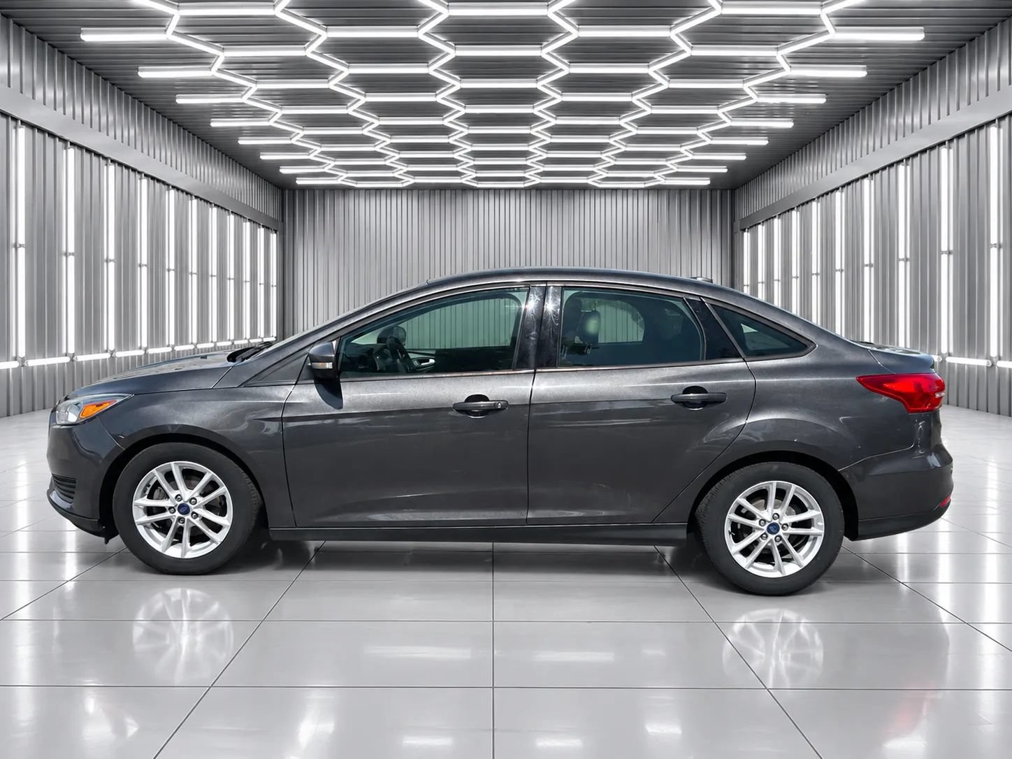 Used 2016 Ford Focus SE w/ Reverse Sensing Package FWD image 3