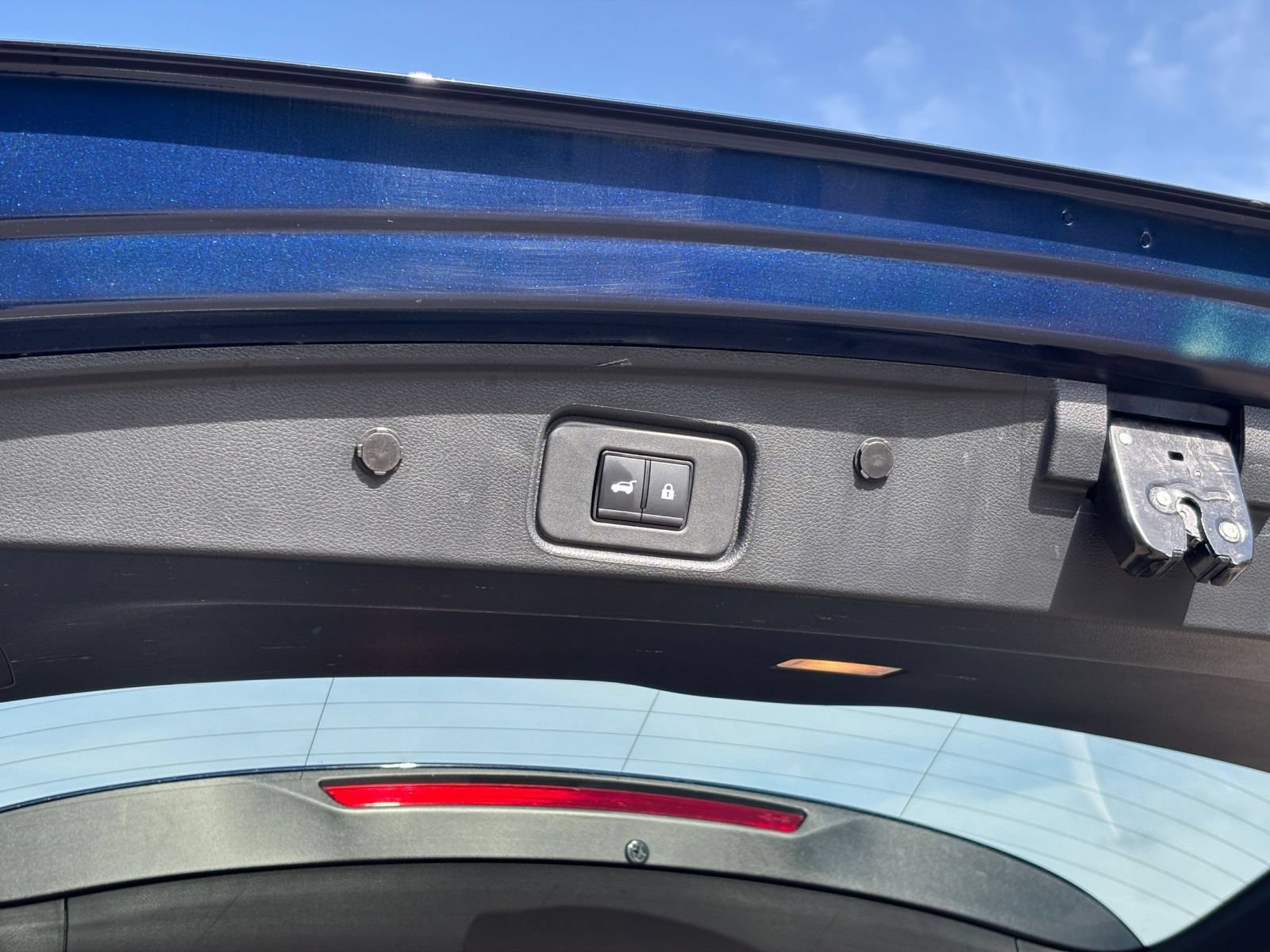 Used 2025 Nissan Pathfinder SV FWD image 19
