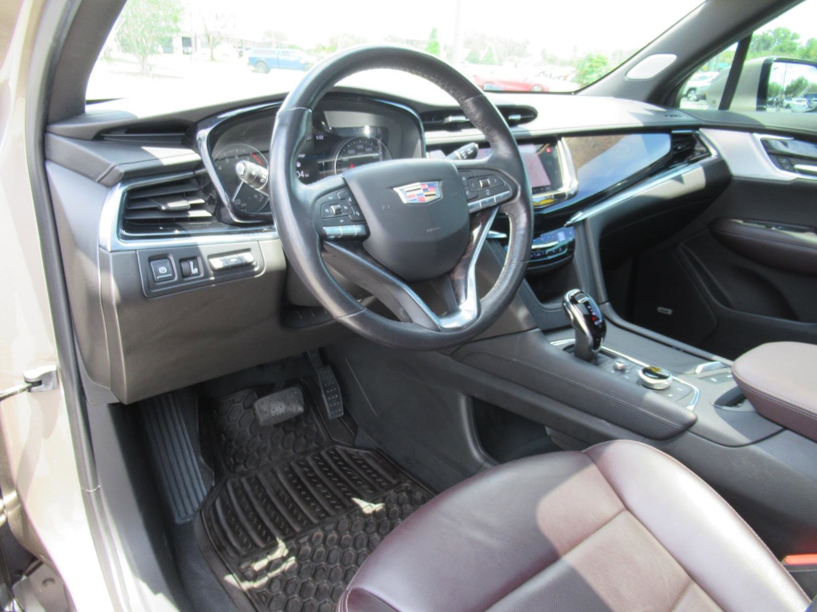 Used 2022 Cadillac XT6 Premium Luxury w/ Technology Package FWD image 17