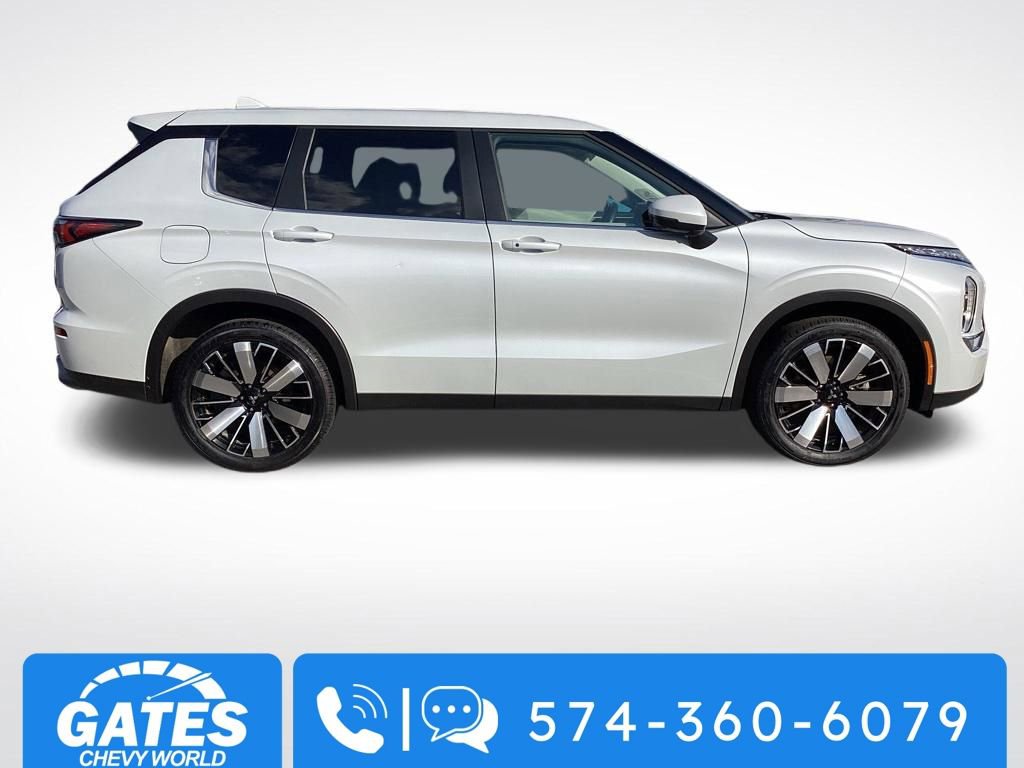 Used 2025 Mitsubishi Outlander SE image 9