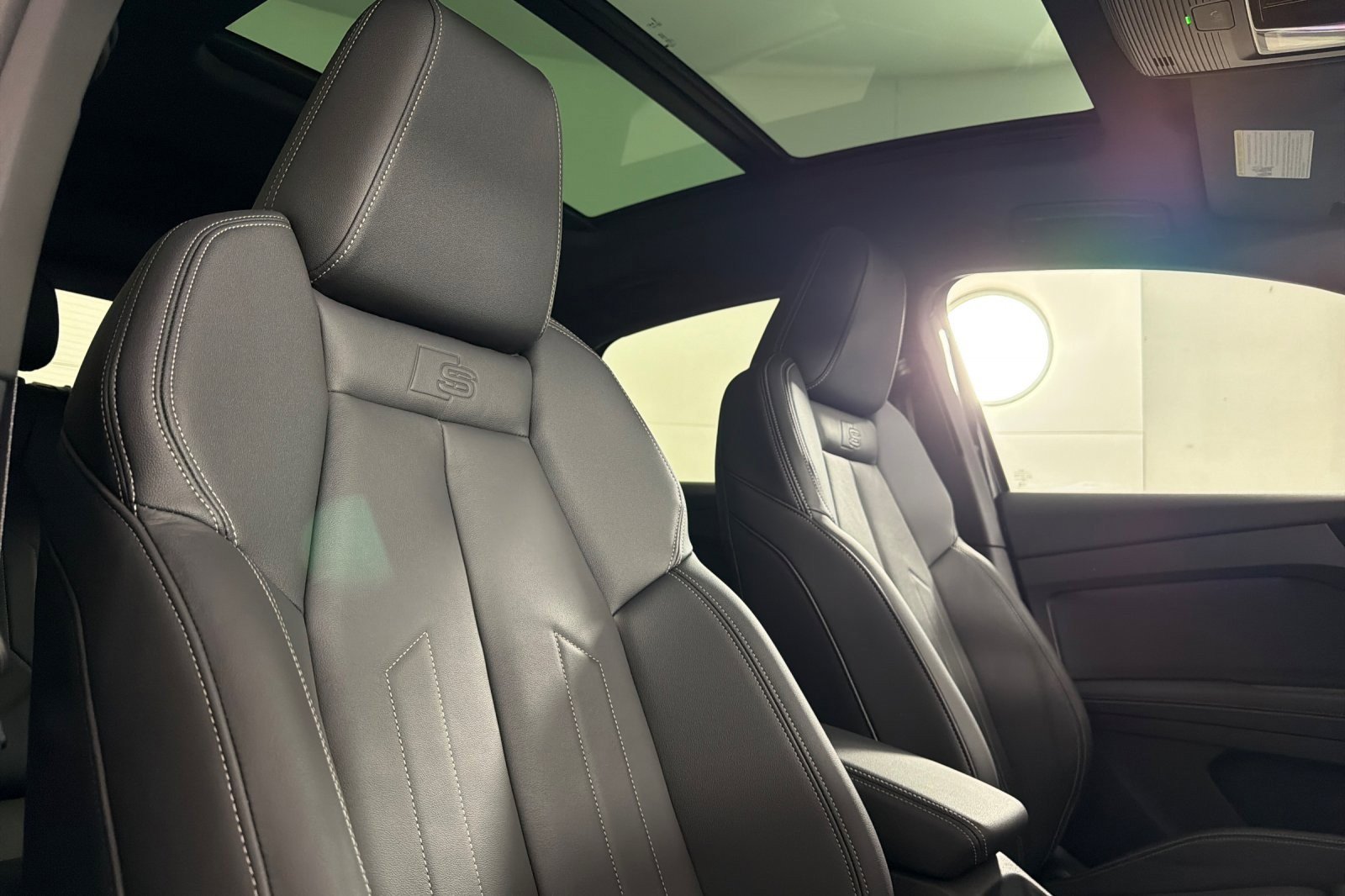 Used 2025 Audi Q4 e-tron Premium w/ Convenience Package image 16