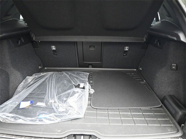 Used 2023 Volvo XC40 B5 Plus w/ Protection Package Premier image 29