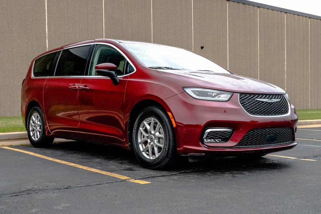 Used 2023 Chrysler Pacifica Touring-L FWD image 2