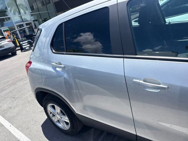 Used 2022 Chevrolet Trax LS w/ Tint and Cruise Package FWD image 5