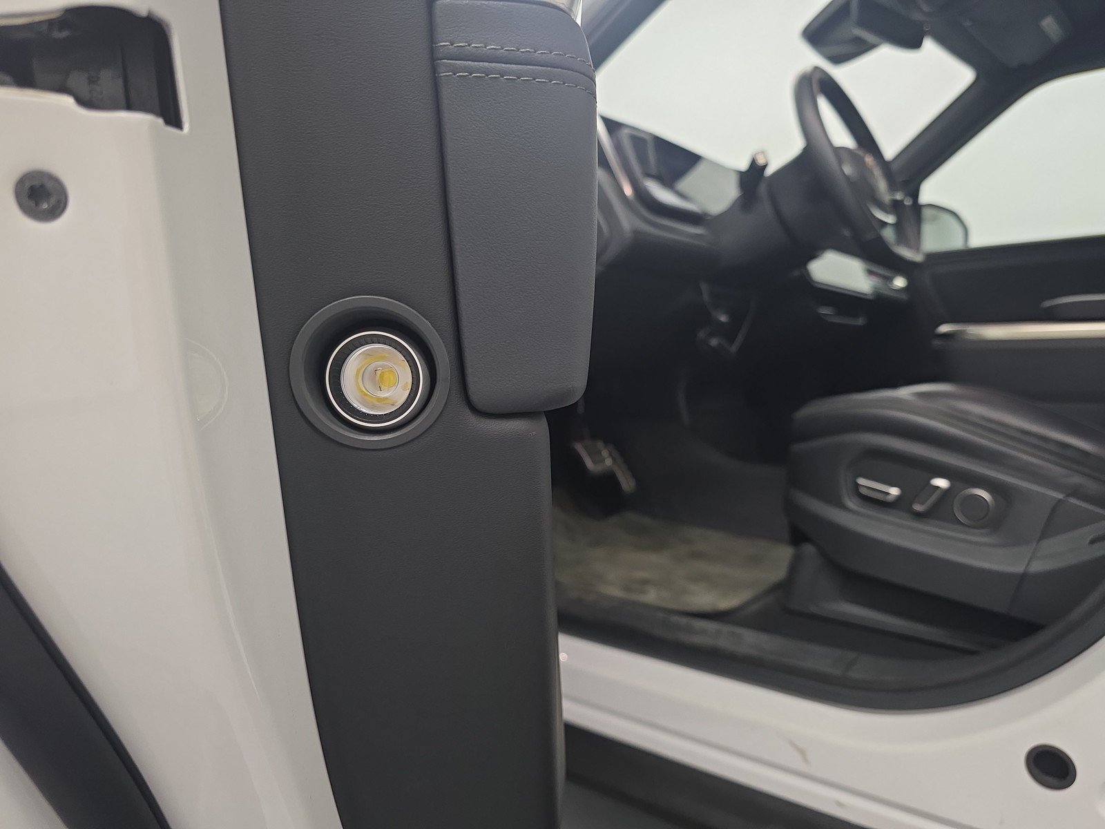 Used 2024 Rivian R1S Adventure AWD/4WD image 32