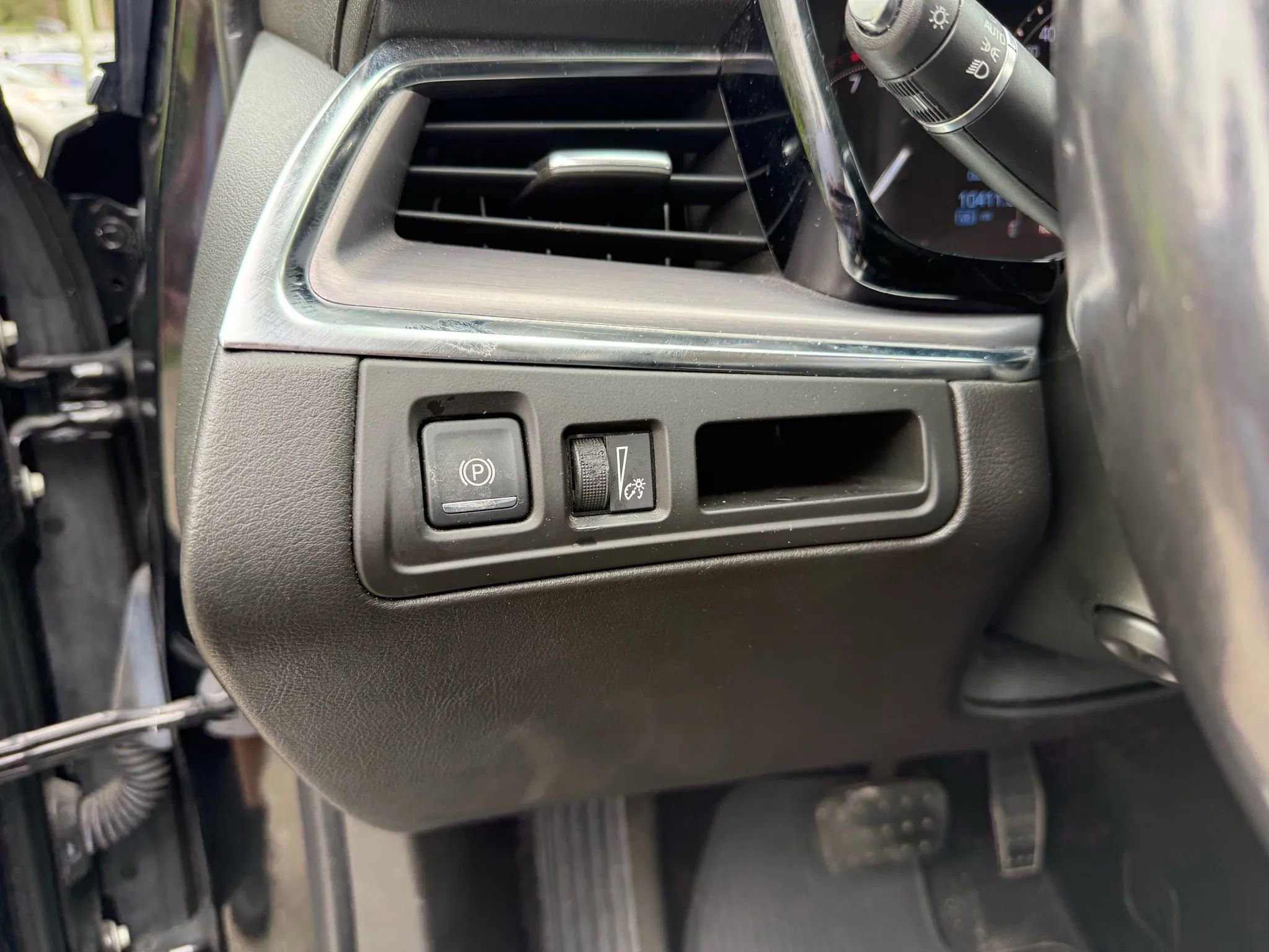 Used 2017 Cadillac XT5 Luxury w/ Driver Awareness Package FWD image 21