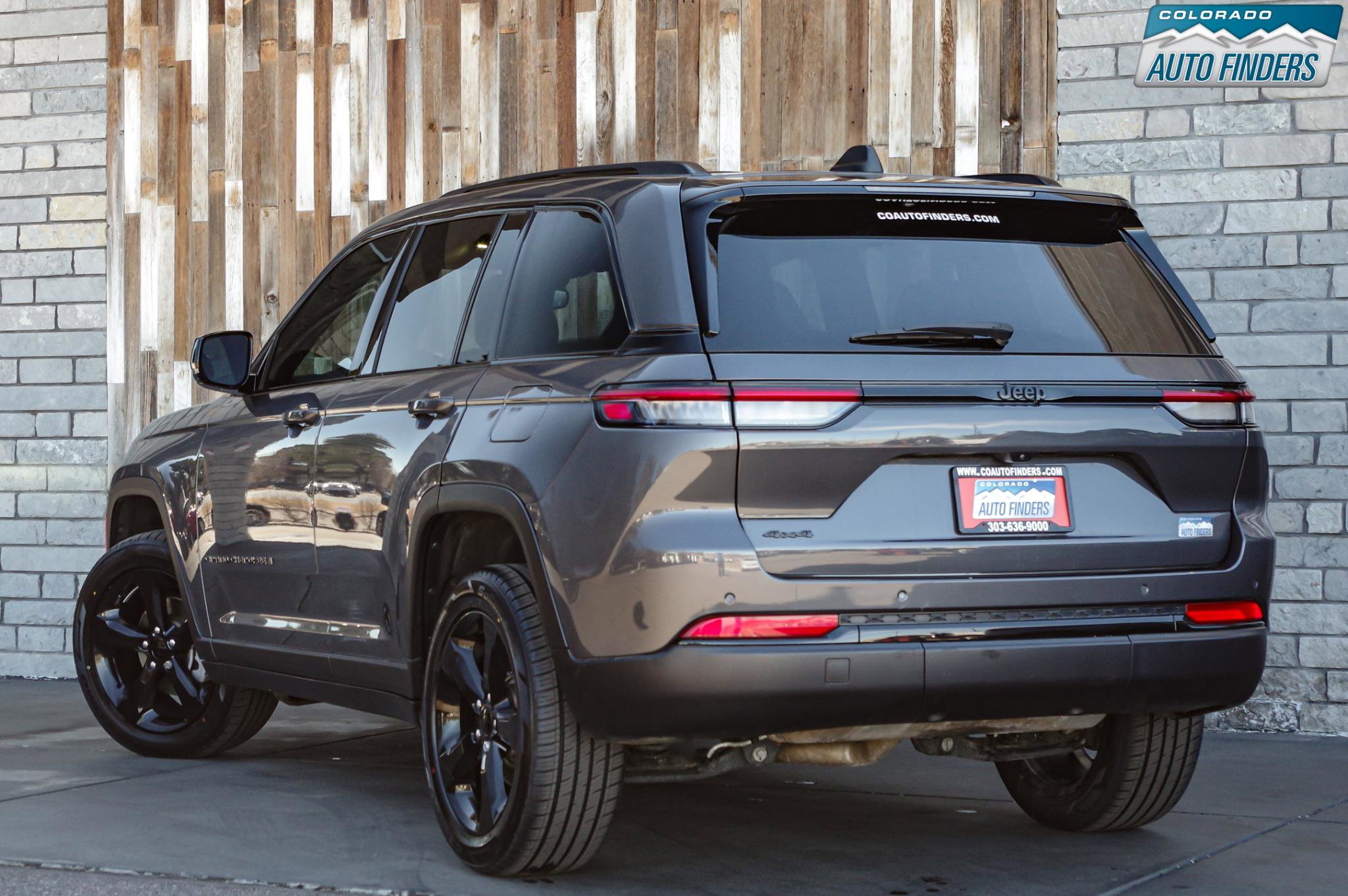 Used 2023 Jeep Grand Cherokee Altitude AWD/4WD image 4
