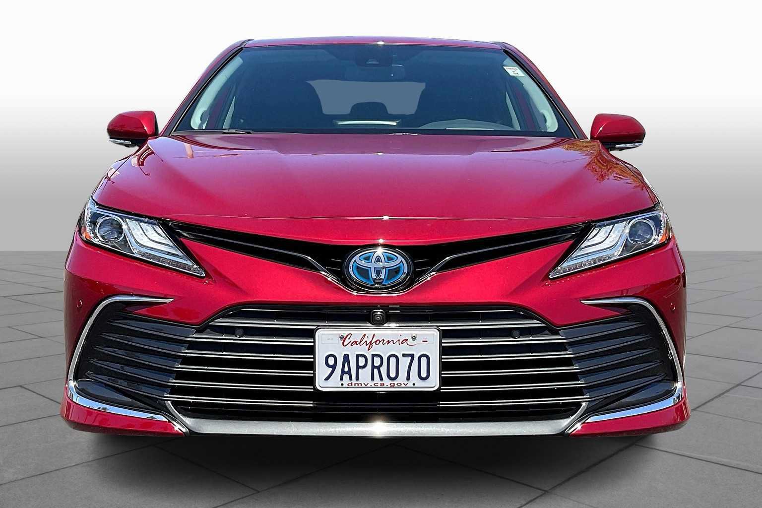 Used 2022 Toyota Camry XLE w/ Navigation Upgrade Package FWD image 3