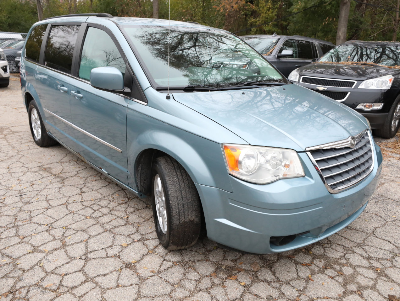 Used 2010 Chrysler Town & Country Touring image 4