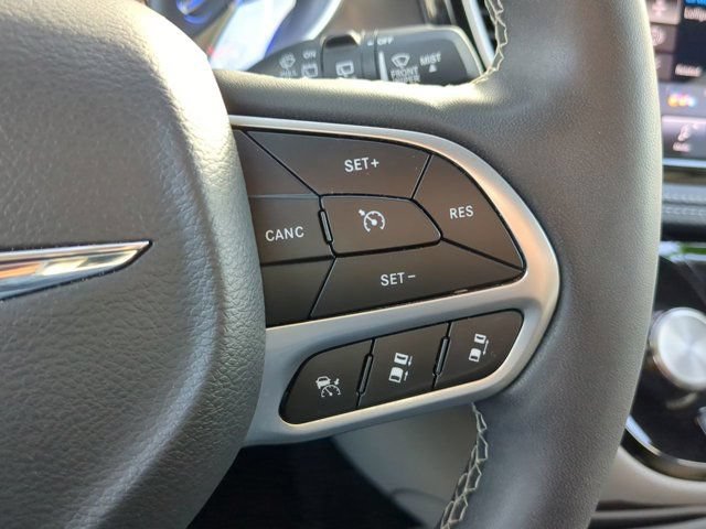 Used 2024 Chrysler Pacifica Limited FWD image 25