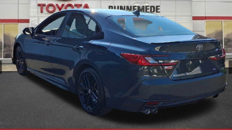 Used 2025 Toyota Camry SE w/ Convenience Package FWD image 4
