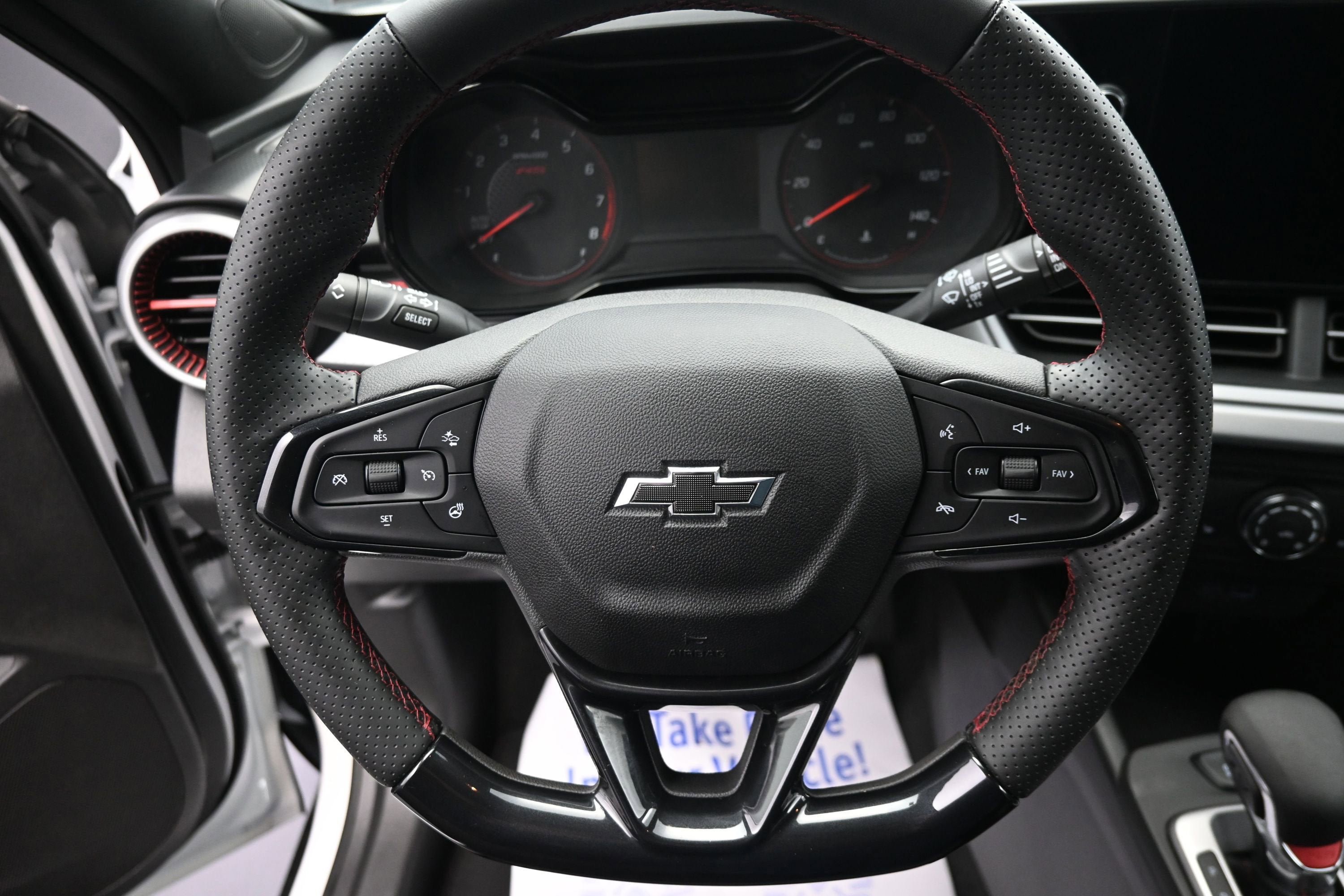 Used 2025 Chevrolet Trax RS w/ Sunroof Package FWD image 11