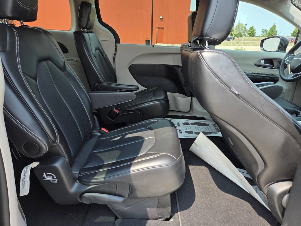 Used 2024 Chrysler Pacifica Touring-L FWD image 43