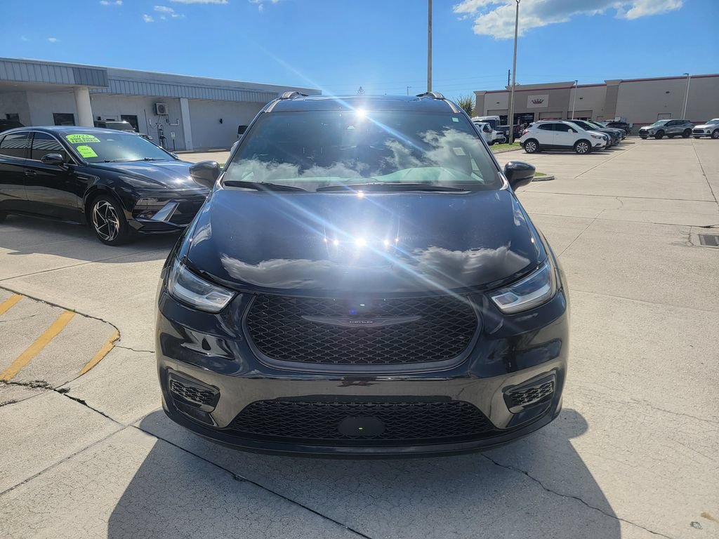 Used 2025 Chrysler Pacifica Limited FWD image 8
