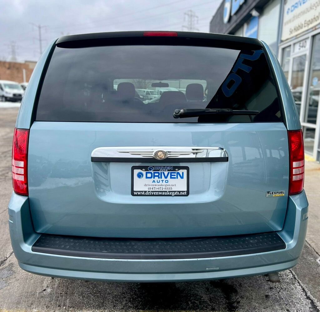 Used 2008 Chrysler Town & Country LX image 4