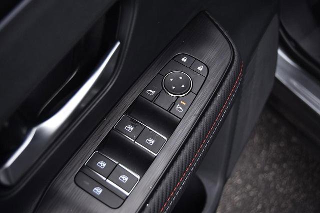 New 2025 Nissan Kicks SR image 9