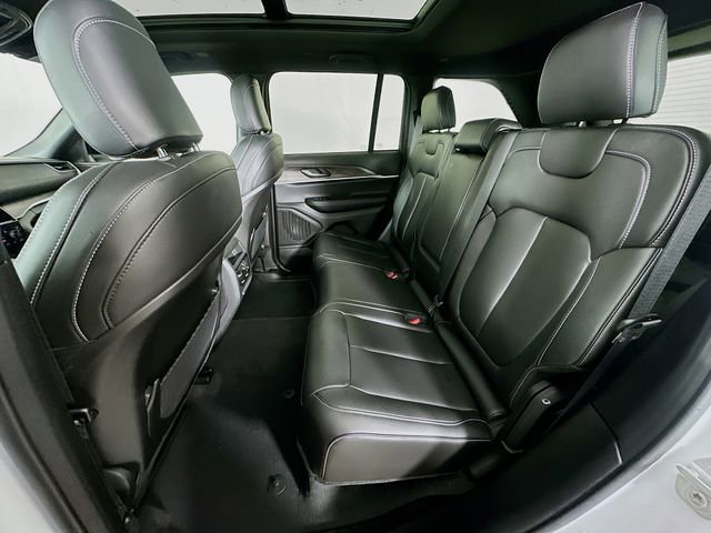 Used 2025 Jeep Grand Cherokee Limited w/ Black Appearance Package AWD/4WD image 32