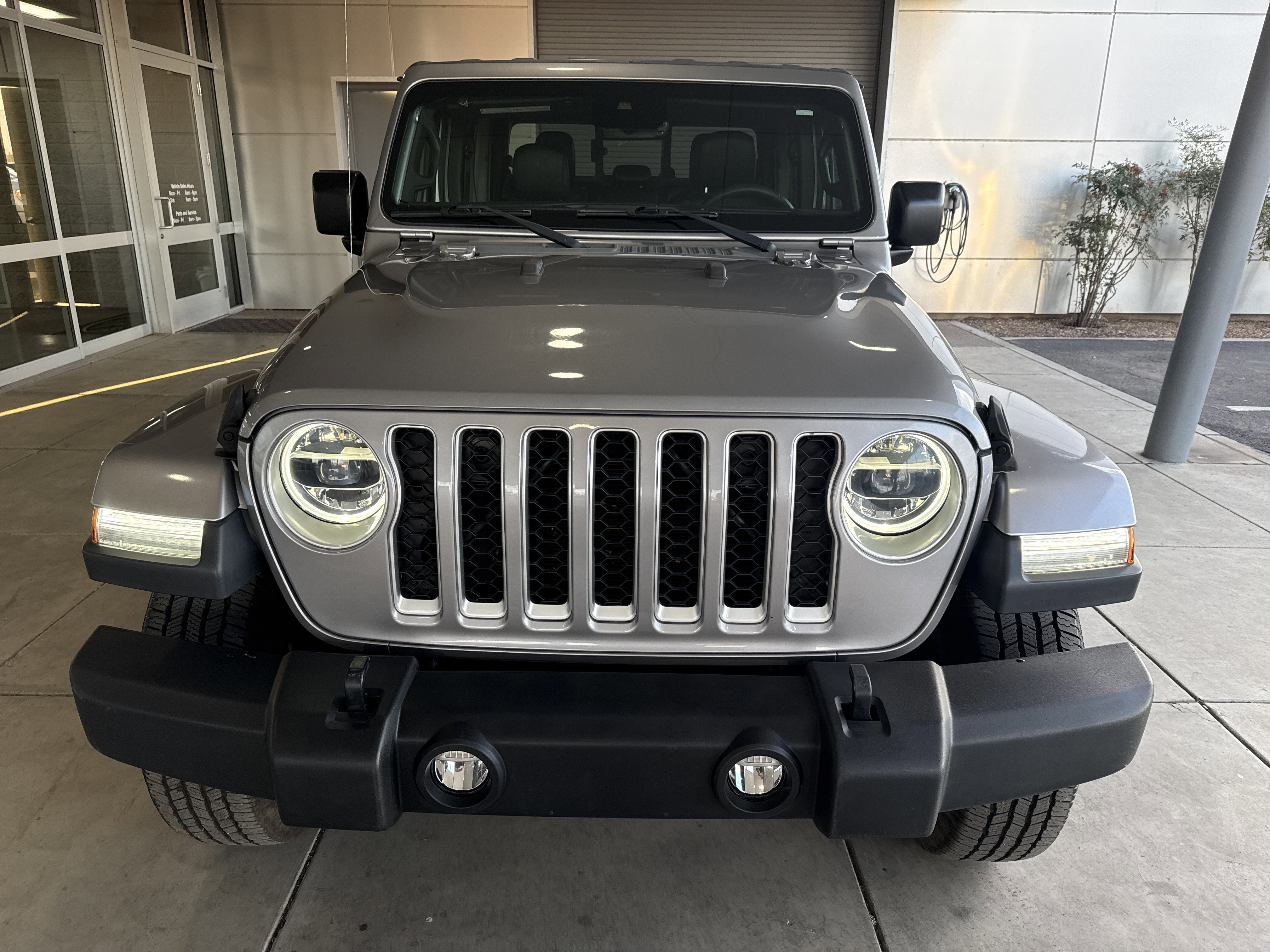 Used 2020 Jeep Gladiator Overland image 2