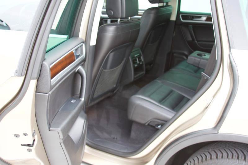 Used 2016 Volkswagen Touareg TDI AWD/4WD image 40