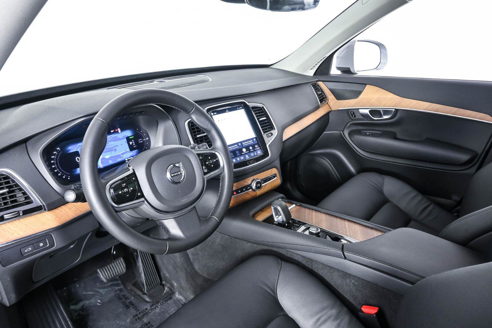 Certified 2024 Volvo XC90 T8 Plus w/ Protection Package Premier AWD/4WD image 4