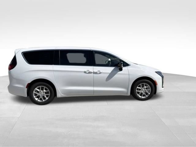 New 2027 Chrysler Pacifica Select FWD image 6