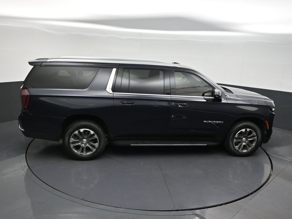 Used 2025 Chevrolet Suburban LT RWD image 22