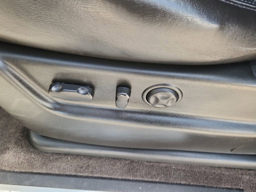 Used 2011 GMC Yukon XL Denali image 8