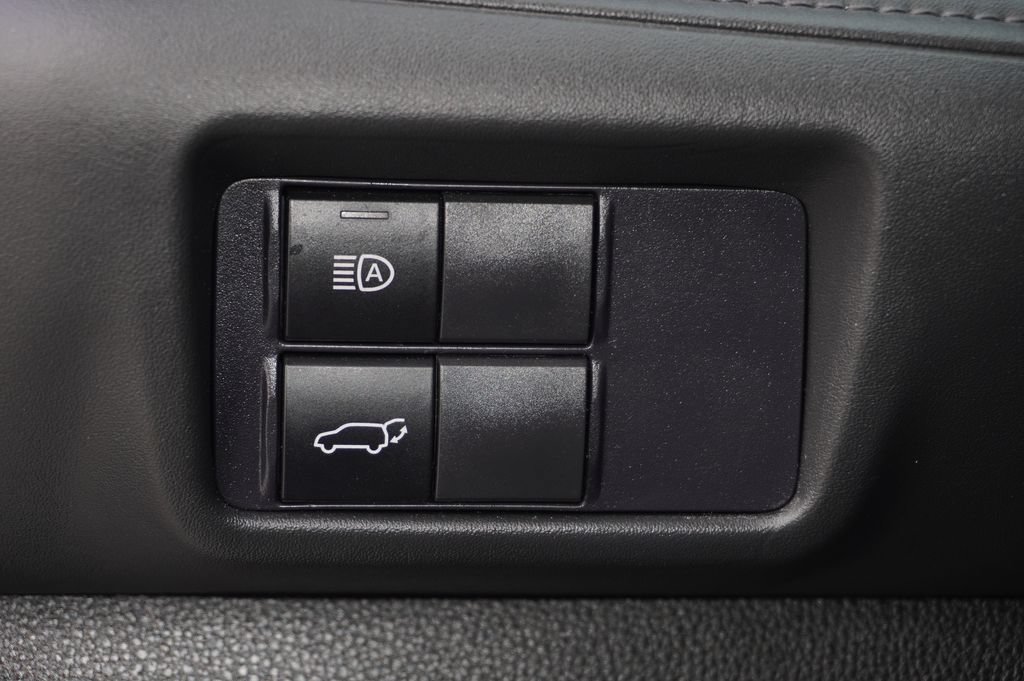 Used 2020 Toyota Highlander XLE FWD image 16