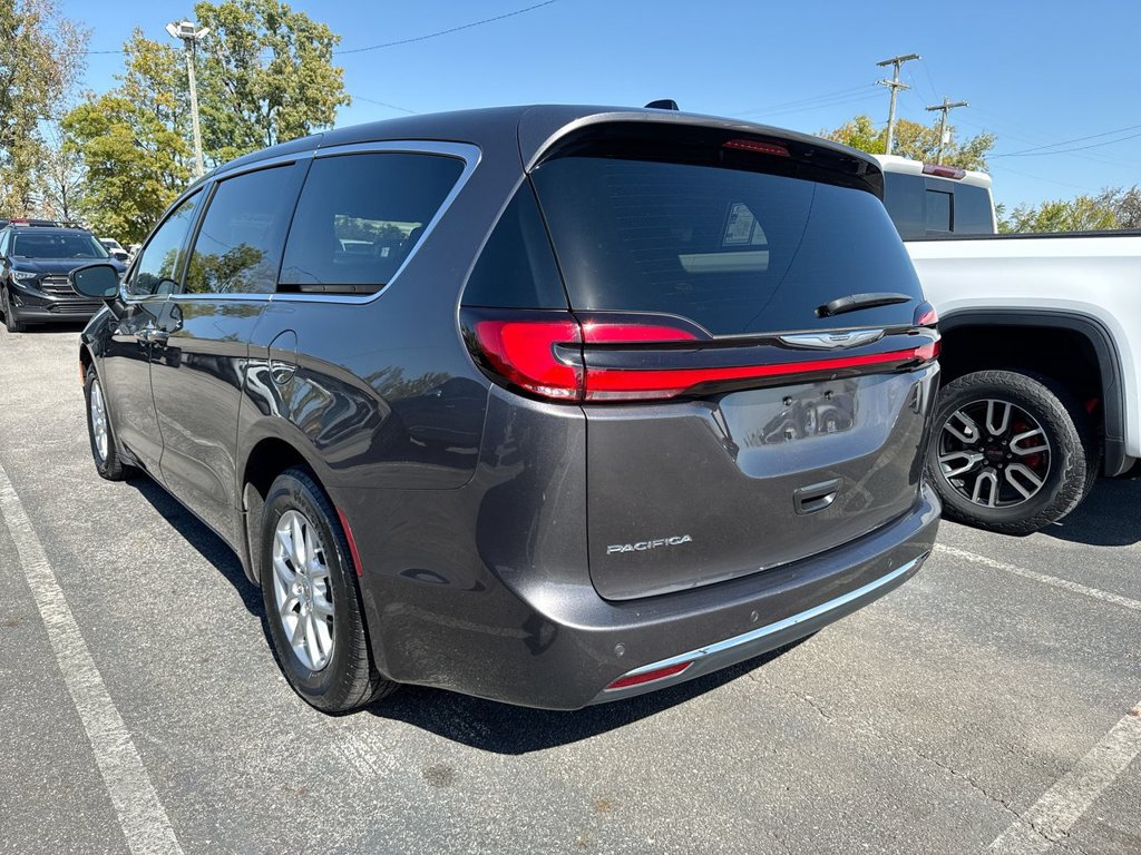 Used 2023 Chrysler Pacifica Touring FWD image 3