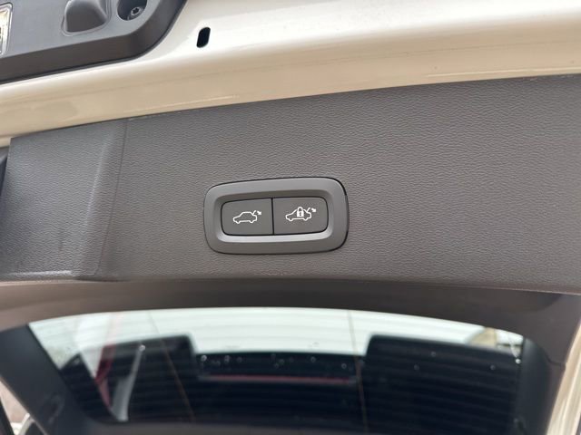 Certified 2024 Volvo XC40 B5 Plus w/ Protection Package Premier image 36