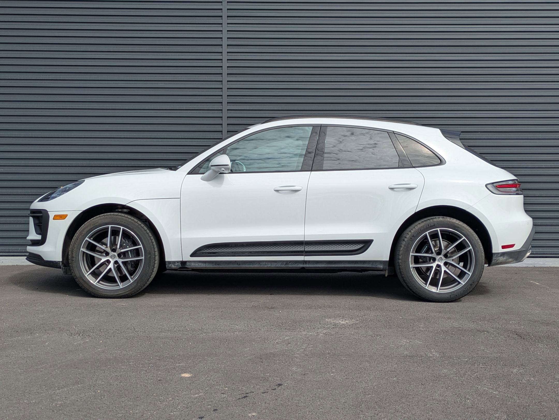 Certified 2025 Porsche Macan image 2