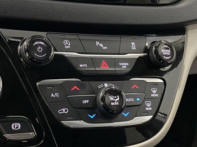 Used 2018 Chrysler Pacifica Touring-L image 26