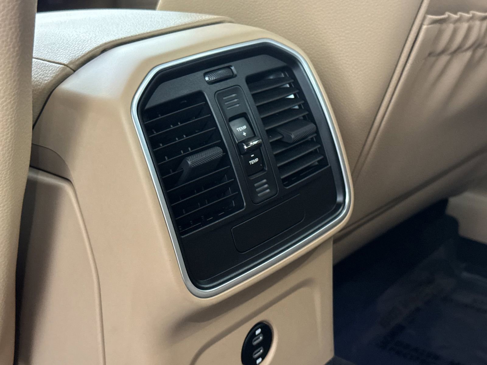 Certified 2025 Porsche Macan image 15