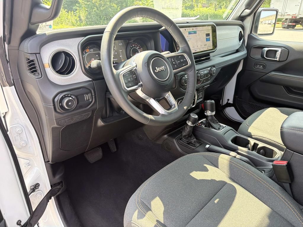 Used 2025 Jeep Wrangler Unlimited Sahara AWD/4WD image 22