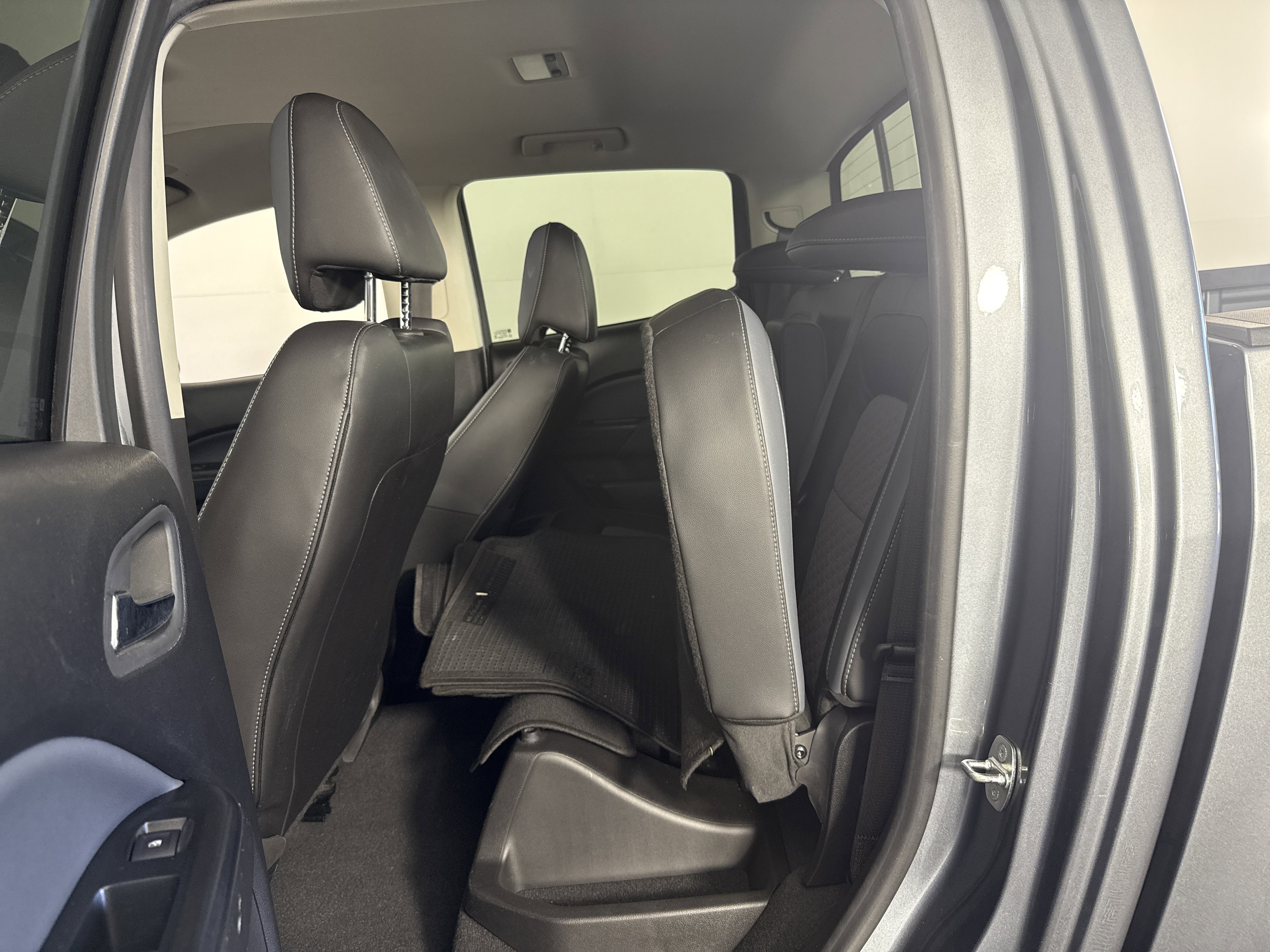 Used 2022 Chevrolet Colorado Z71 w/ Safety Package image 18