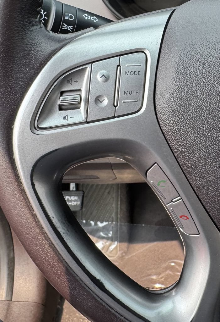 Used 2011 Hyundai Tucson GLS FWD image 17