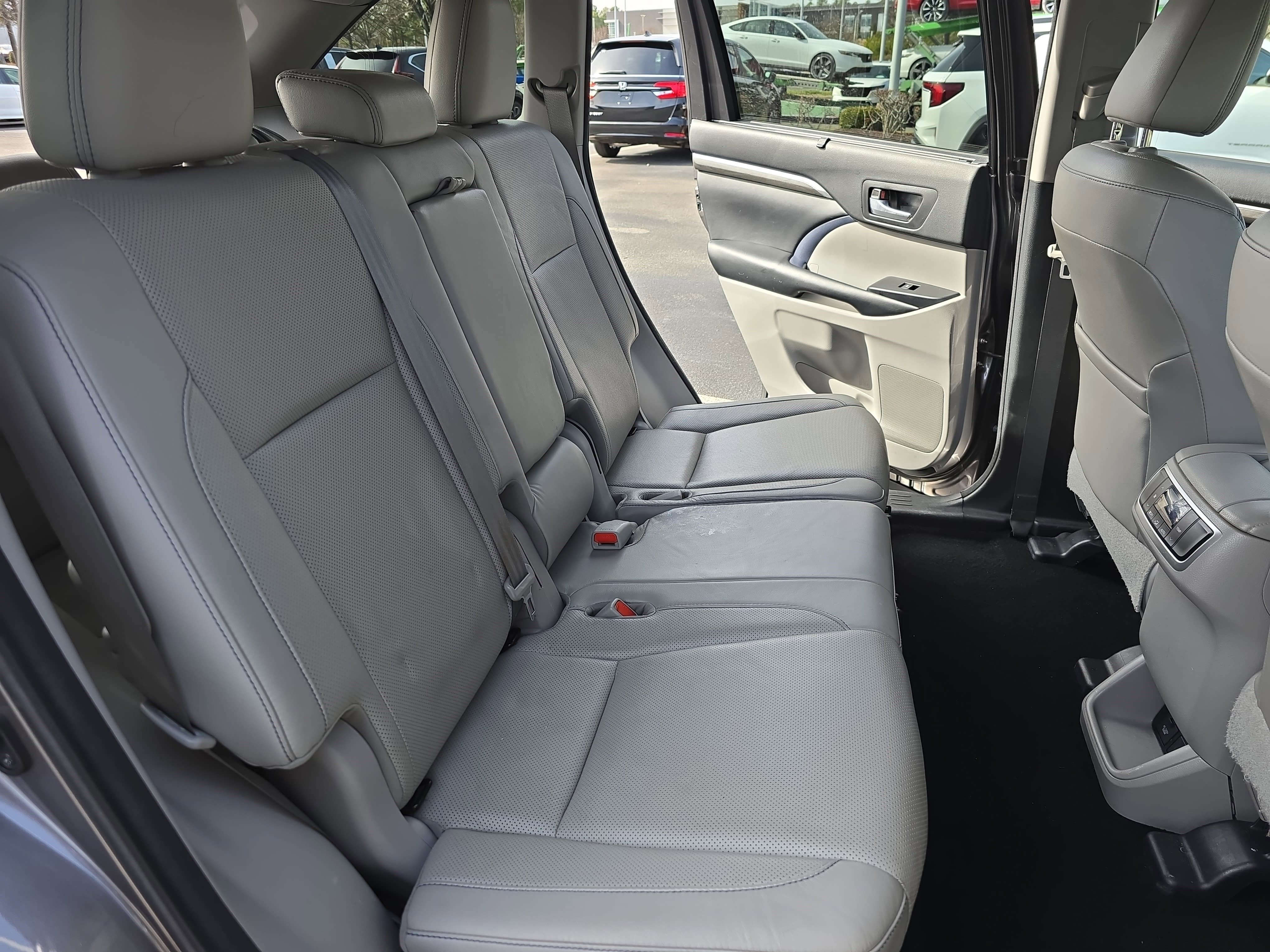 Used 2017 Toyota Highlander Limited image 12