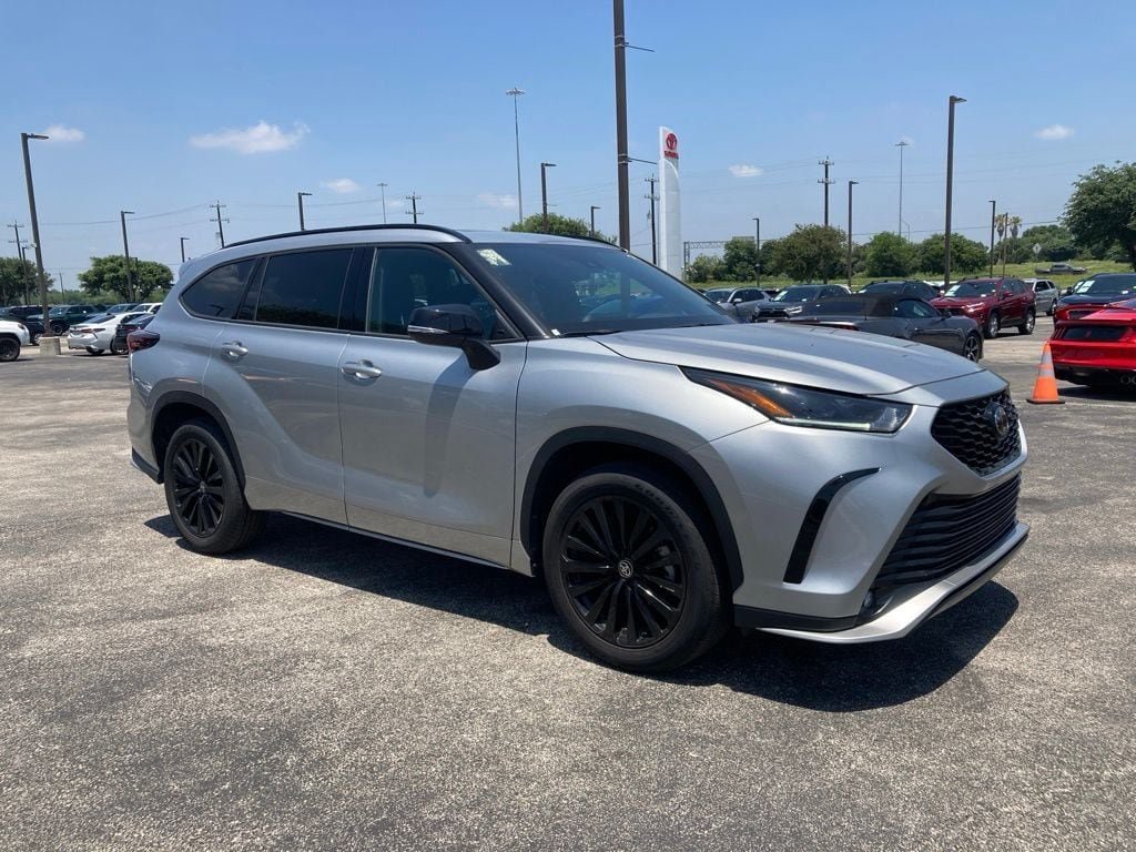 Used 2025 Toyota Highlander XSE AWD/4WD image 3