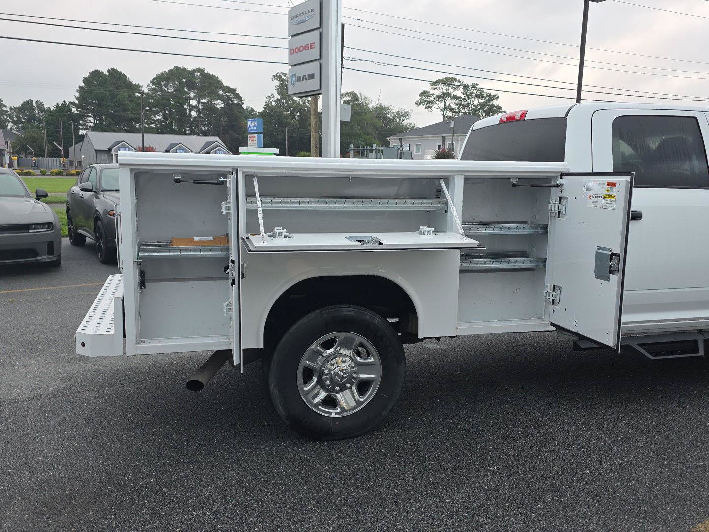Used 2024 RAM 3500 Tradesman w/ Chrome Appearance Group AWD/4WD image 9