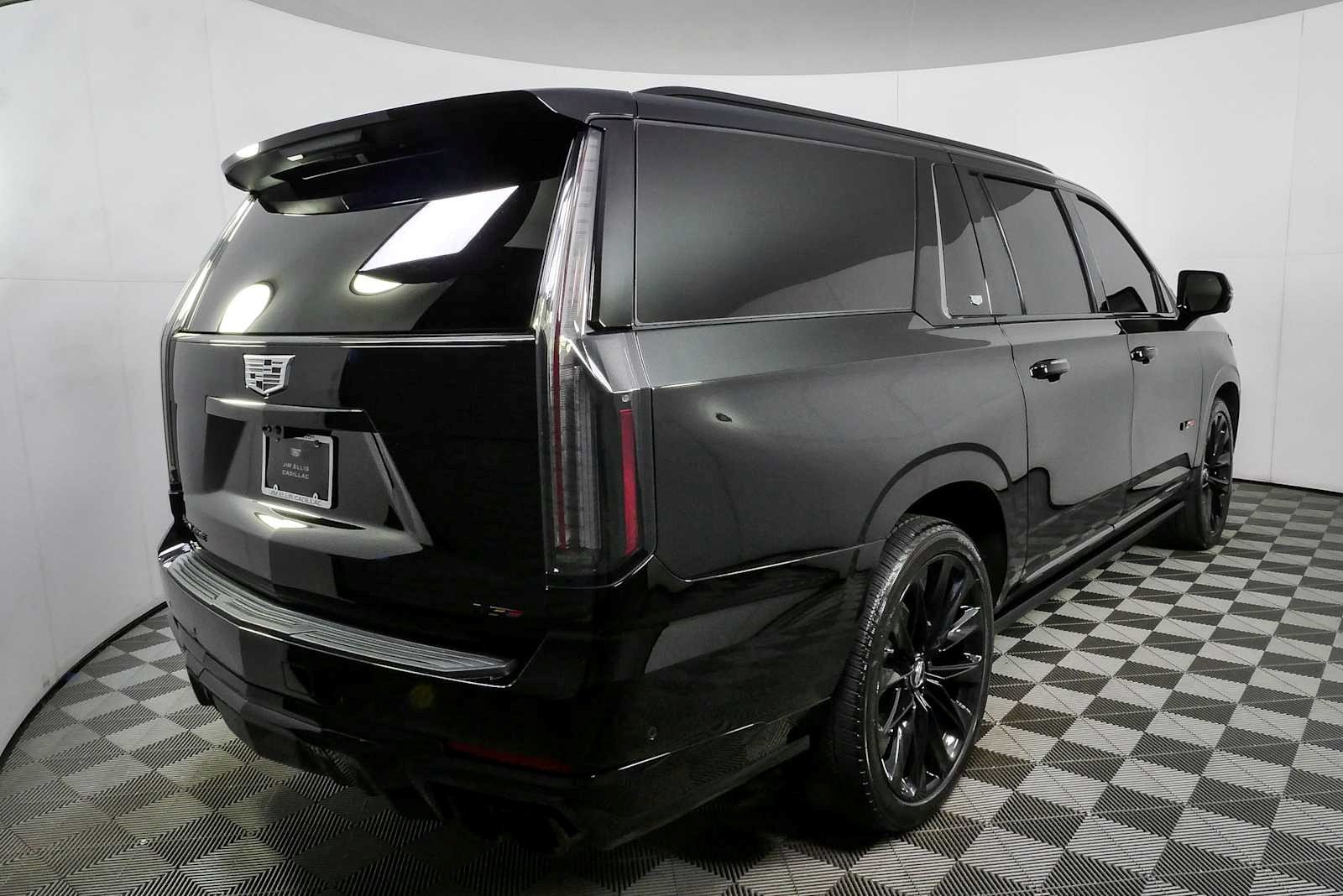 Certified 2025 Cadillac Escalade ESV V w/ LPO, ONYX Package AWD/4WD image 3