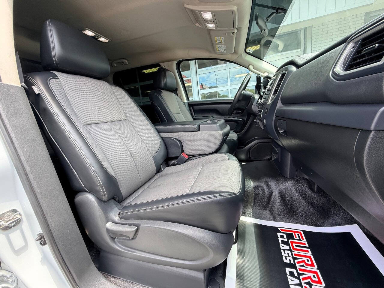 Used 2017 Nissan Titan S AWD/4WD image 32