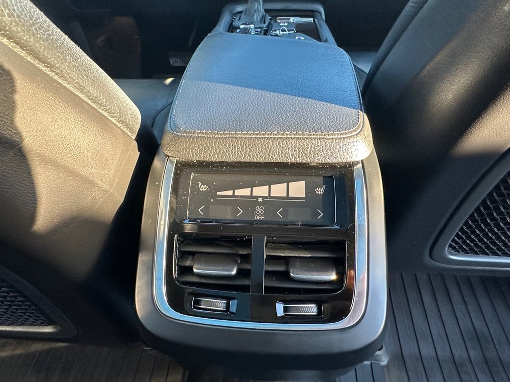 Used 2016 Volvo XC90 T6 Momentum w/ Momentum Plus Package image 17