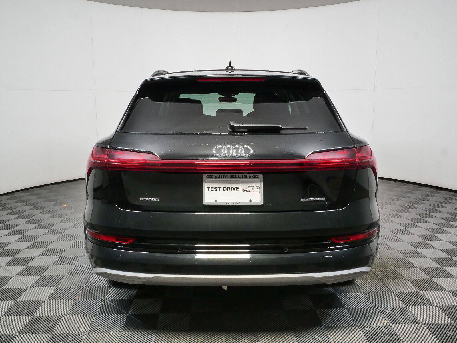 Used 2023 Audi e-tron Premium Plus w/ Premium Plus Package AWD/4WD image 33