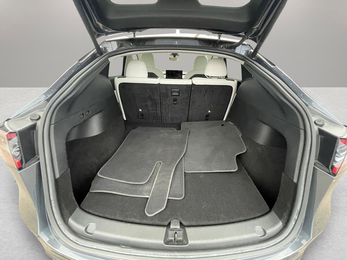 Used 2022 Tesla Model Y Long Range image 26