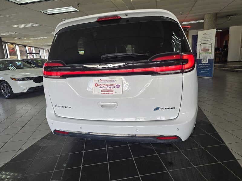 Used 2023 Chrysler Pacifica Touring-L FWD image 5