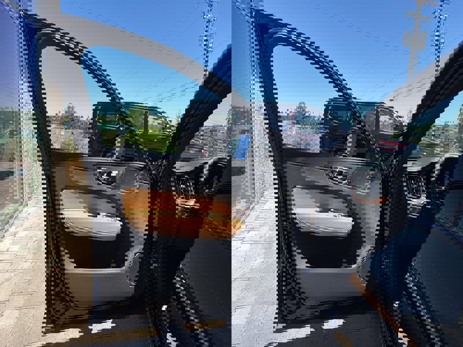 Certified 2025 Volvo XC60 B5 Ultra w/ Protection Package Premier image 9