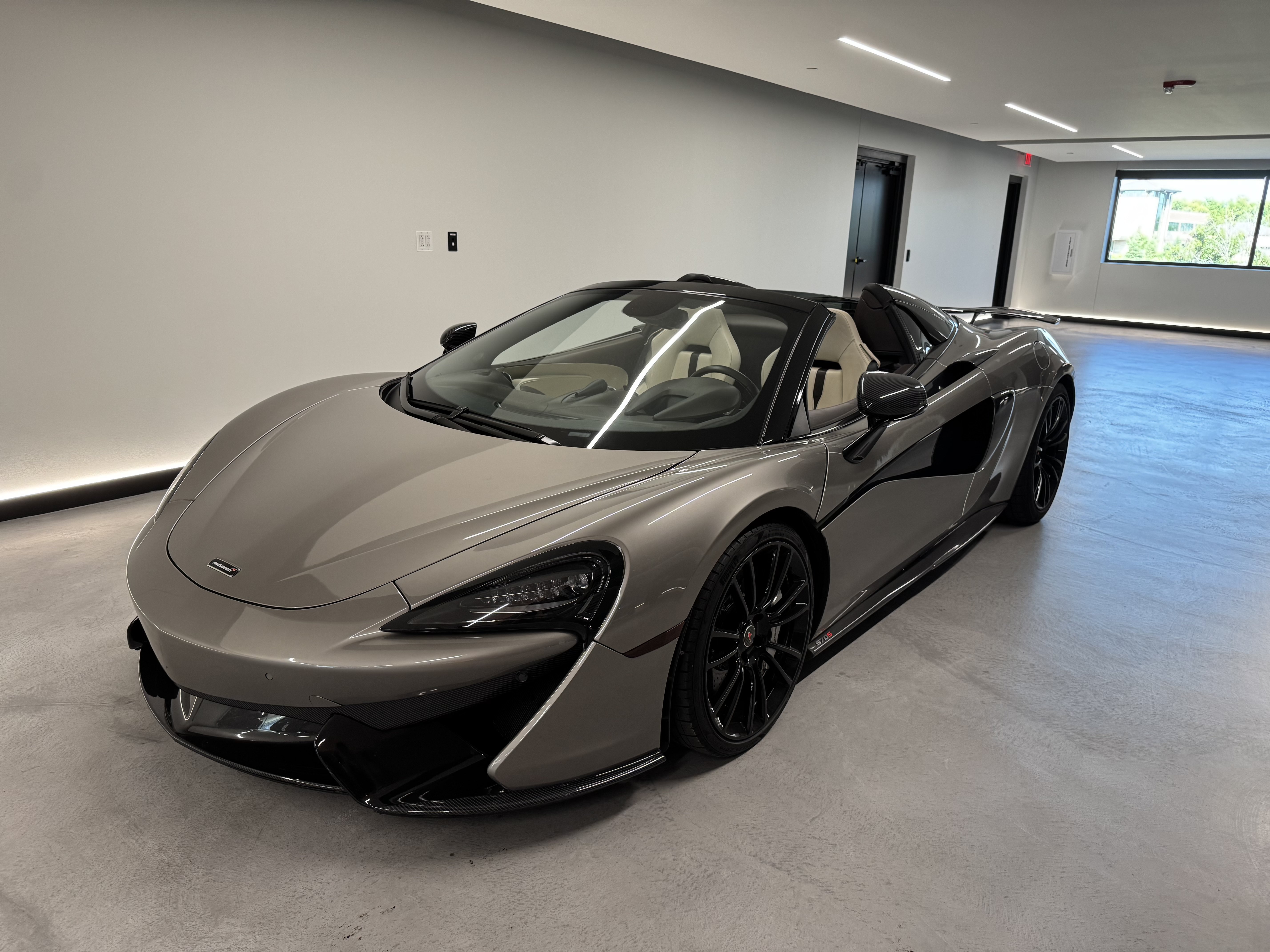 Used 2018 McLaren 570S Spider RWD image 17